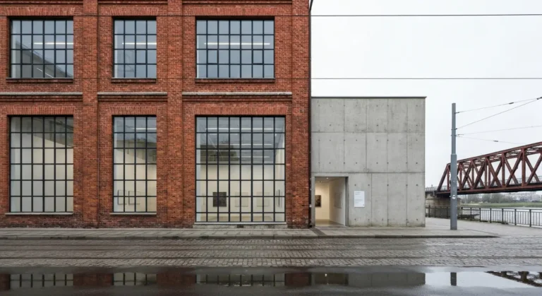 Ceglana postindustrialna hala i betonowy budynek galerii sztuki na krakowskim Zableciu w swietle dnia