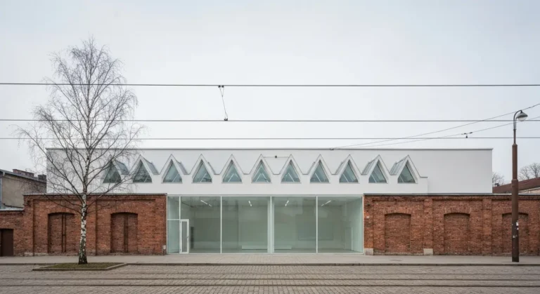 Nowoczesny budynek muzeum sztuki wspolczesnej z bialego betonu i szkla polaczony z ceglana hala na krakowskim Zablociu